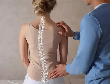 Skolióza nebo skoliotické držení těla? Rozdíly v rehabilitaci